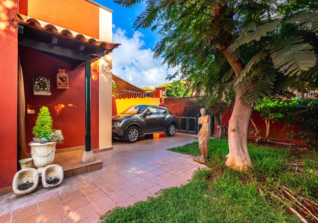 Gran Pareado de esquina con gran jardín privado