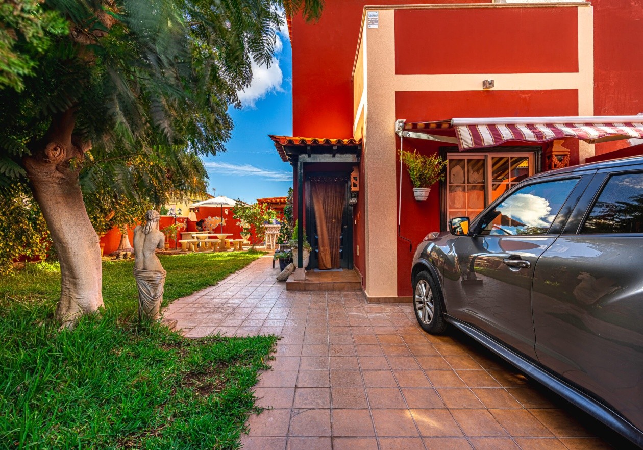 Gran Pareado de esquina con gran jardín privado