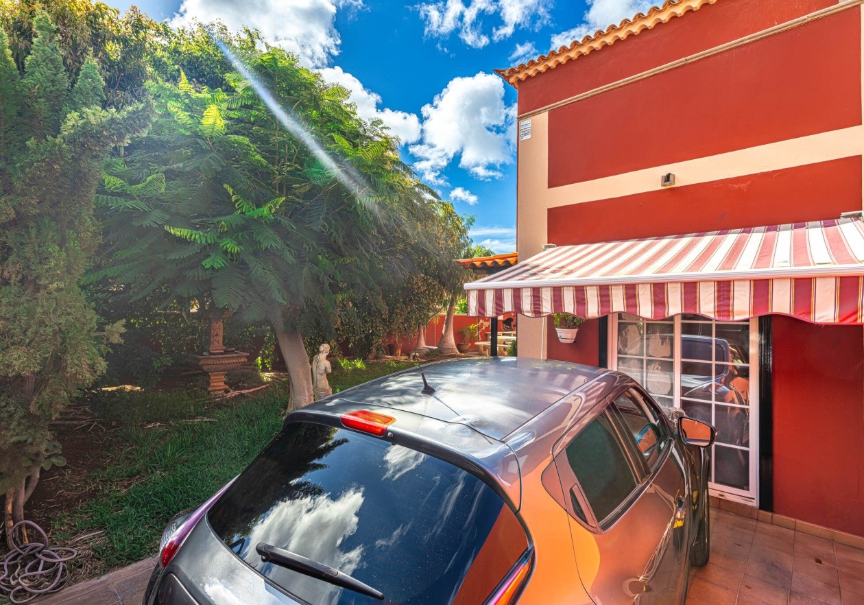 Gran Pareado de esquina con gran jardín privado