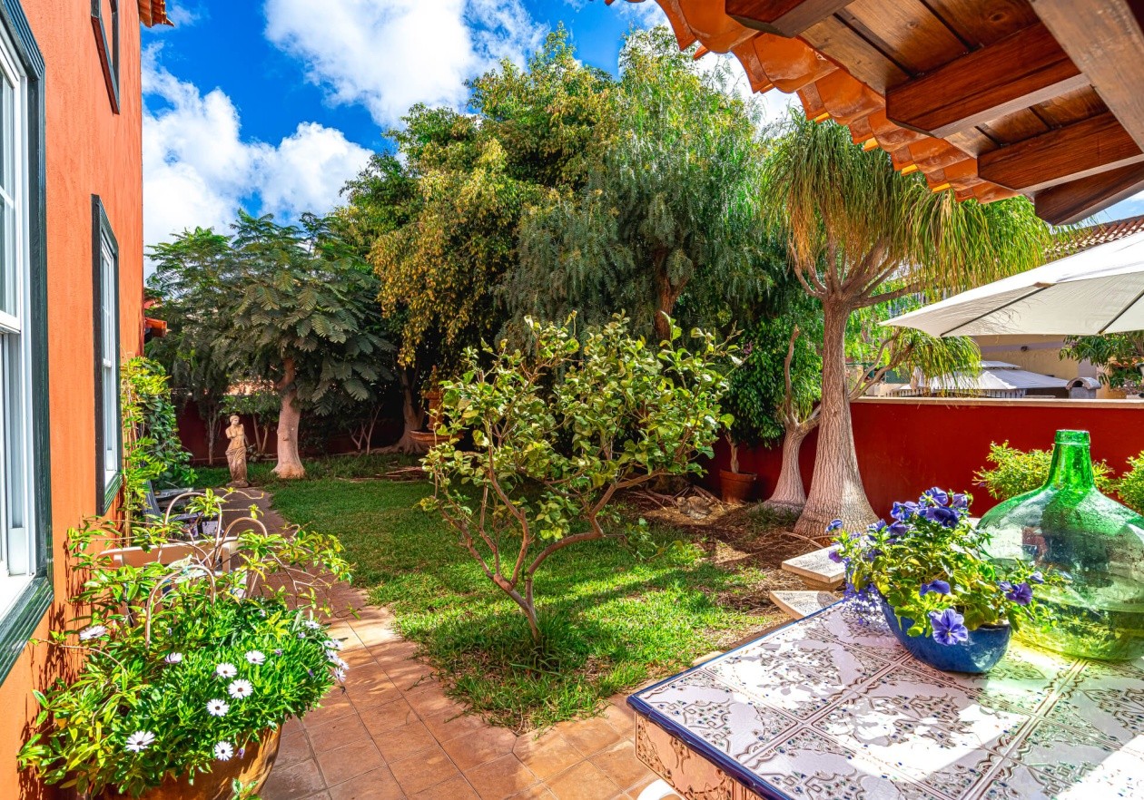 Gran Pareado de esquina con gran jardín privado