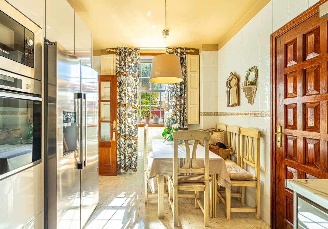 Gran Pareado de esquina con gran jardín privado