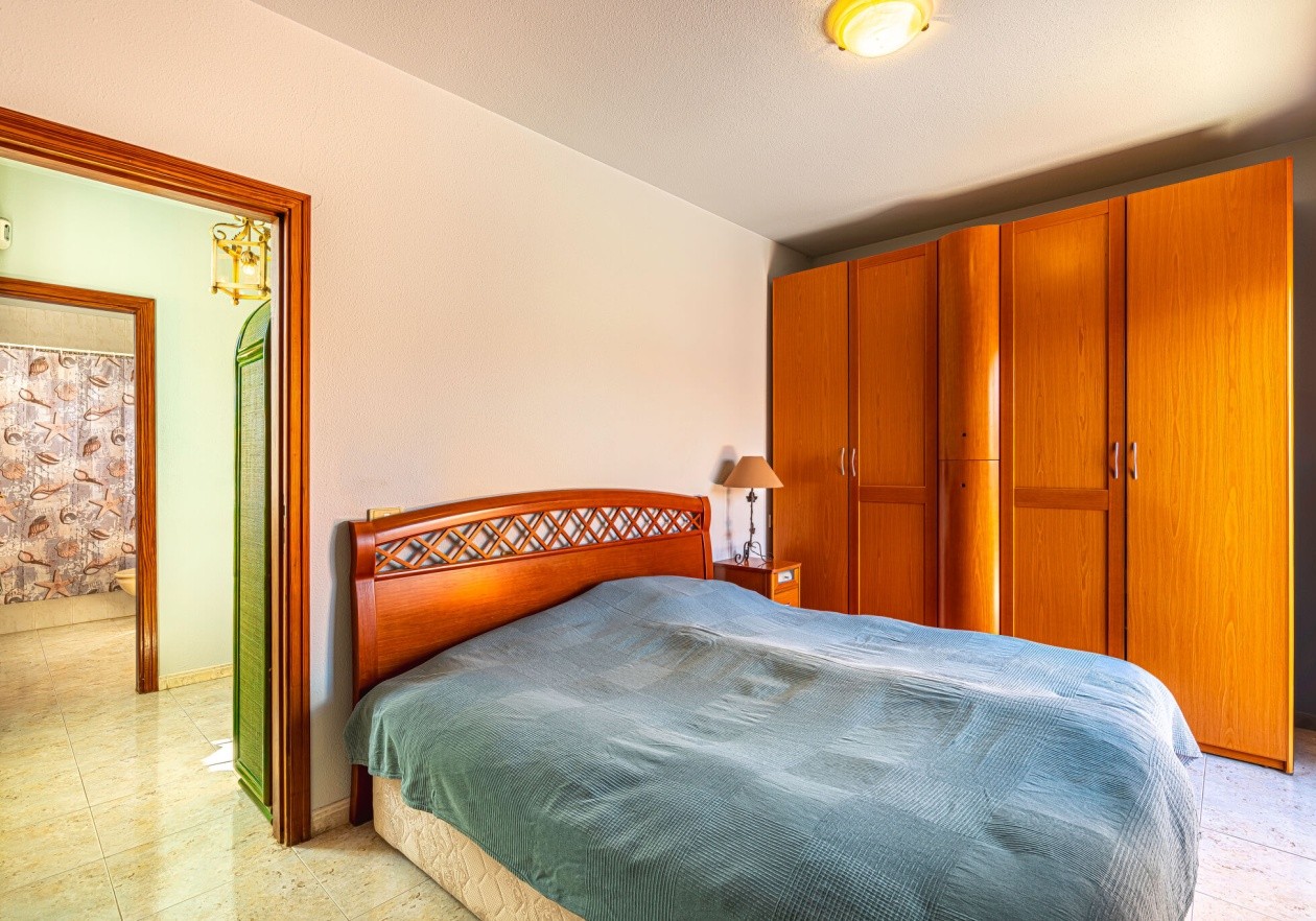 Gran Pareado de esquina con gran jardín privado