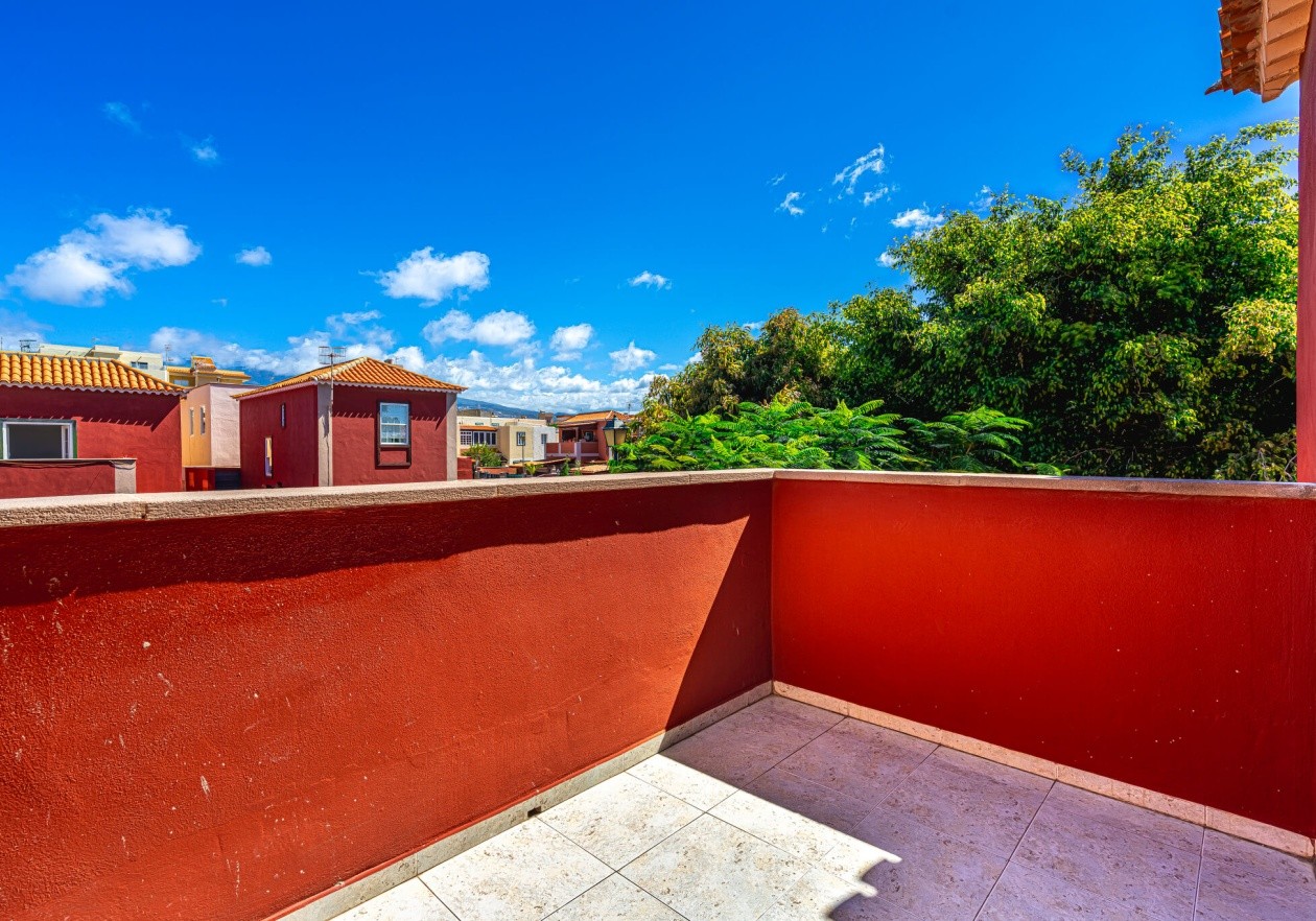 Gran Pareado de esquina con gran jardín privado