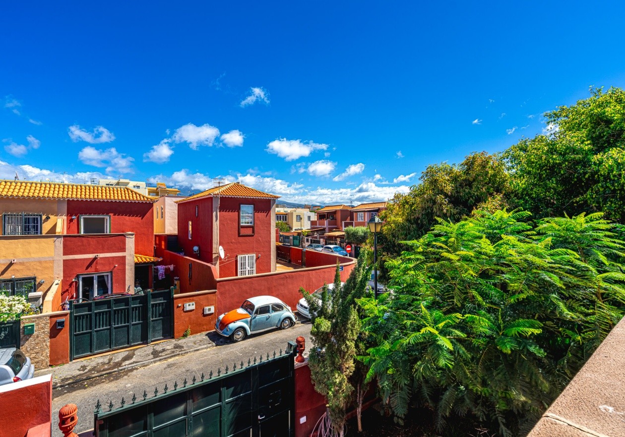 Gran Pareado de esquina con gran jardín privado