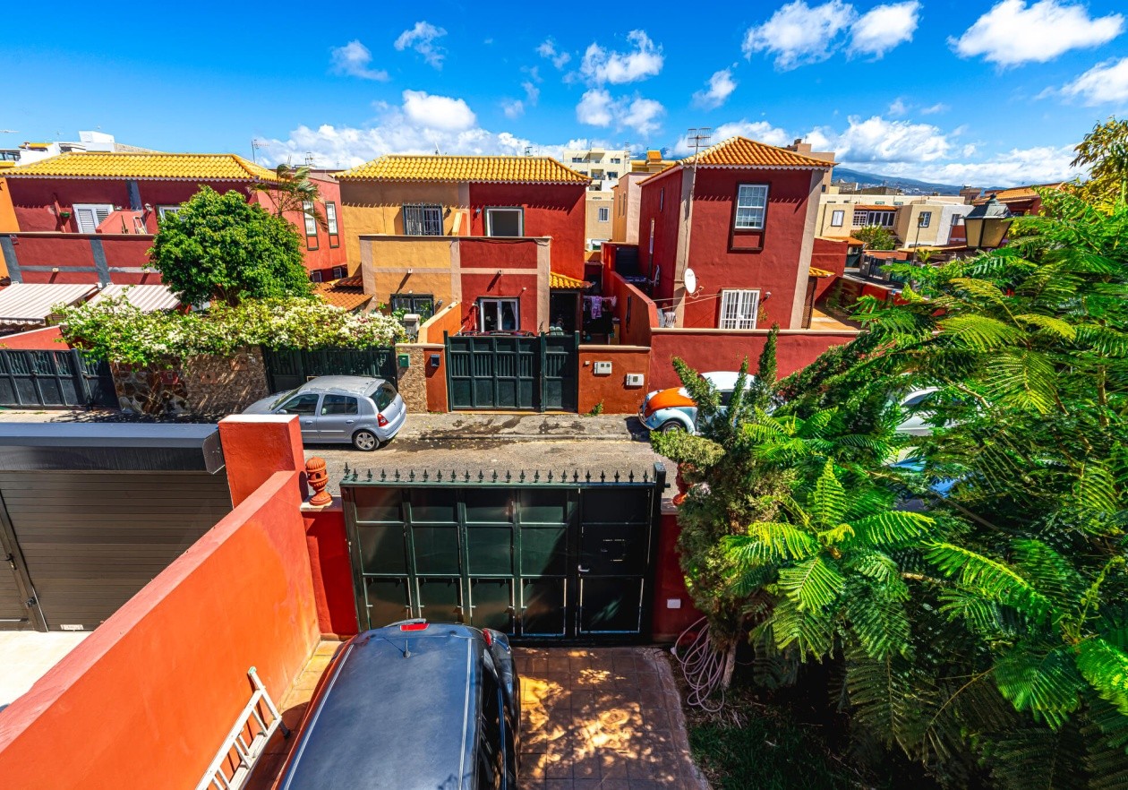 Gran Pareado de esquina con gran jardín privado
