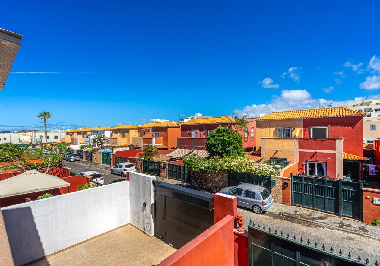 Gran Pareado de esquina con gran jardín privado