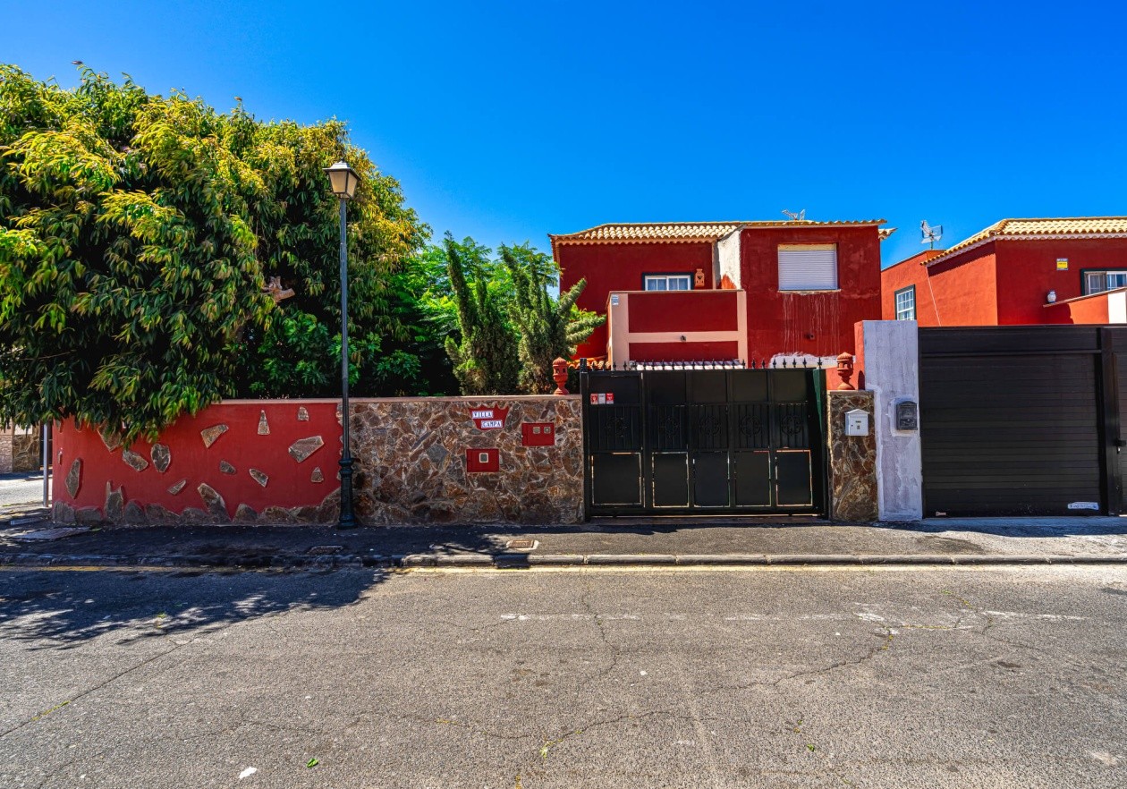 Gran Pareado de esquina con gran jardín privado