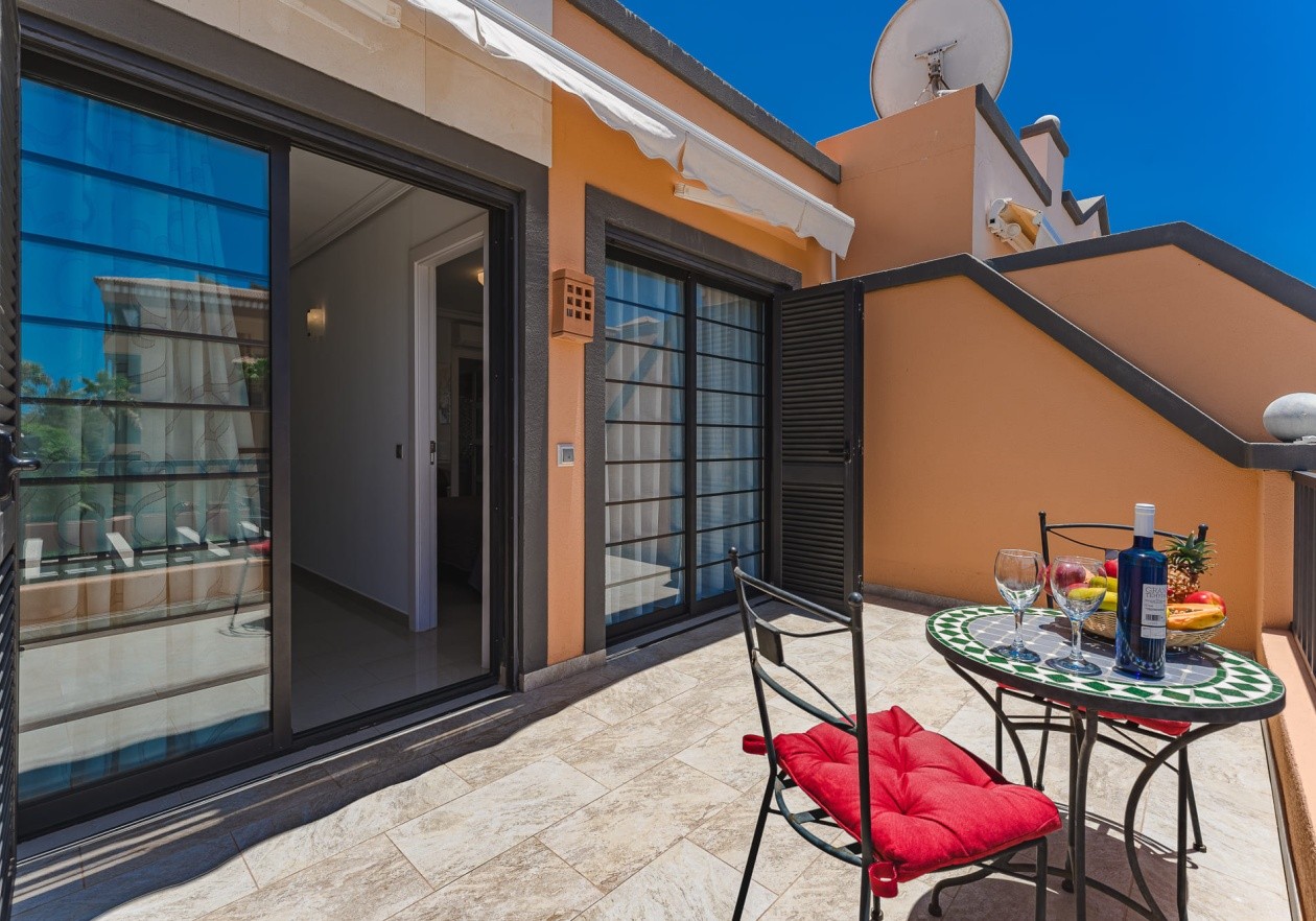 Exclusive seaside townhouse in La Caleta