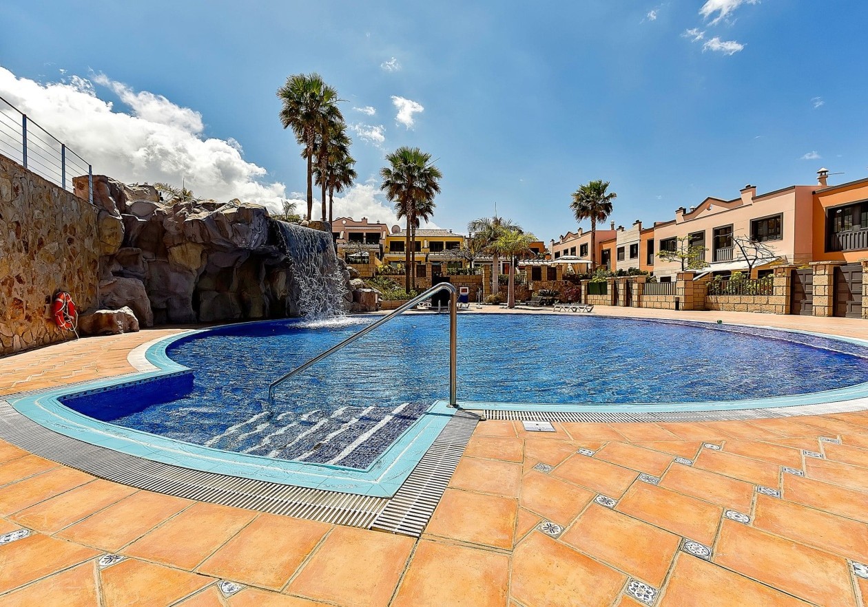 Exclusive seaside townhouse in La Caleta