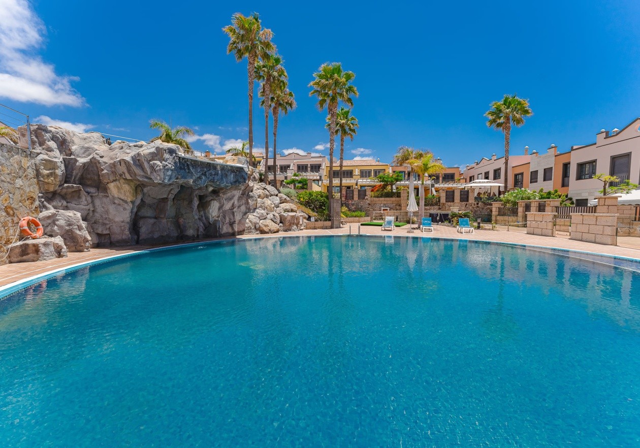Exclusive seaside townhouse in La Caleta