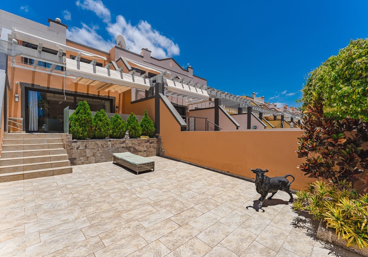 Exclusive seaside townhouse in La Caleta